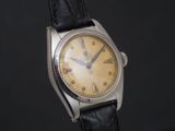 une image représentant une montre-bracelet au cadran jaune