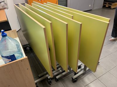 sept tables en stratifié jaune sur roulette, à plateau bascu…