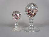 deux vases en verre placés l'un à côté de l'autre