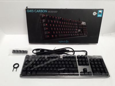 un boîtier sur lequel se trouvent un clavier et une souris