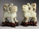 paire de figurines chinoises en ivoire sculpté représentant deux hommes à cheval