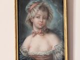 un tableau représentant une femme en robe rouge accroché au mur