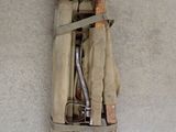 vue de dessus d'une trousse à outils accrochée au mur, avec une paire de ciseaux