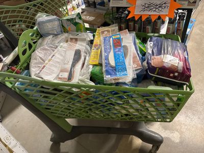 un caddie rempli de courses dans un supermarché