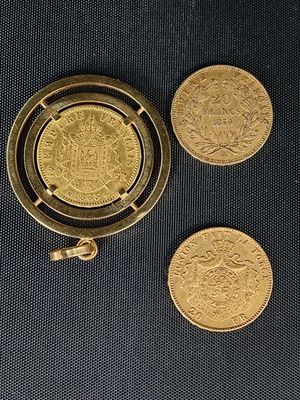 deux pièces d'or et une pièce d'or posées sur un tissu noir