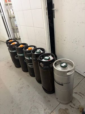 de nombreux fûts alignés en rang près d'une porte