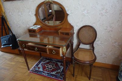 un bureau avec un miroir et une chaise dans une pièce