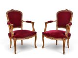 paire de chaises en velours rouge et bois, avec des accoudoirs sculptés