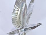 un oiseau argenté perché sur un objet argenté