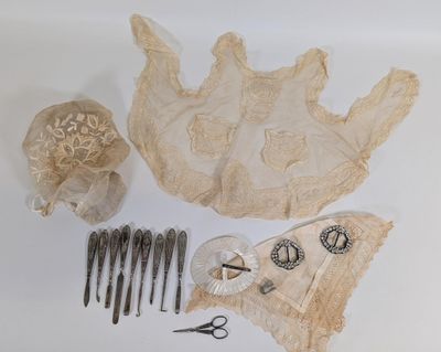 un grand nombre d'objets posés sur une table