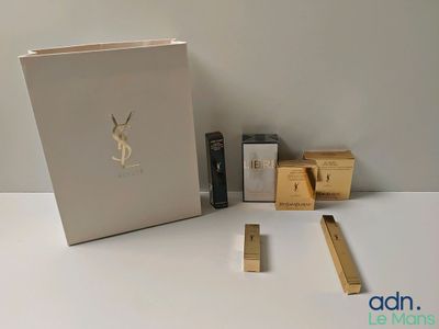 une boîte blanche contenant un bloc de bois, une boîte contenant un bloc de bois, une boîte contenant un bloc de bois, une boîte contenant un bloc de bois et une