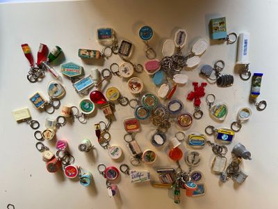 tout un tas de porte-clés posés sur la table