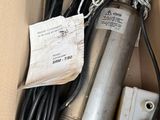 une boîte contenant tout un tas de matériel électrique