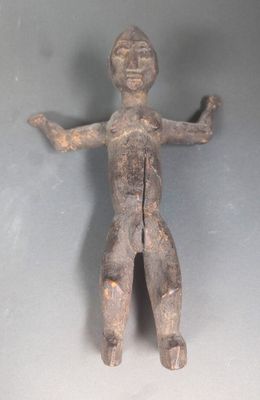 statue d'un homme aux bras tendus, debout sur une surface blanche