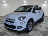 Le SUV Fiat blanc est garé dans une grande pièce.