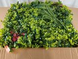 une boîte sur laquelle sont disposées plusieurs plantes vertes