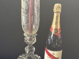 une bouteille de champagne à côté d'un verre à vin