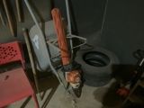 des toilettes situées à côté d'un tas de pneus