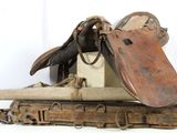 une selle de cheval posée sur une vieille valise