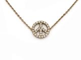 un collier avec un symbole de la paix en diamant, monté sur une chaîne en or