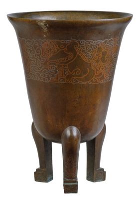 Grande Vasque en bronze à décor de chien de Fô, incrustée de…