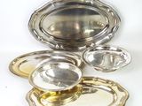 plateaux et plats en argent plaqué sur un fond blanc