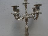 un chandelier en argent avec trois bougies