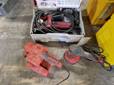 une boîte à outils posée par terre à côté d'une boîte jaune