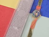 une montre posée sur une surface colorée