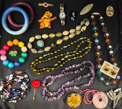 beaucoup de bijoux posés sur une table noire