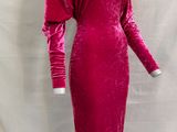 une robe en velours rose sur un mannequin, un mannequin, un mannequin, un mannequin, un mannequin, un mannequin, un mannequin, un mannequin, un mannequin, un mannequin