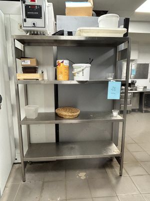 une étagère en métal sur laquelle est posé un panier, dans une cuisine