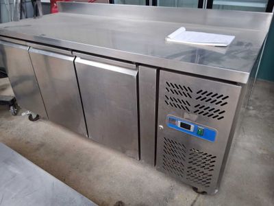 Tour réfrigéré positif inox ouvrant à trois portes groupe in… - Photo 1