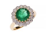 une bague à grappes d'émeraudes et de diamants