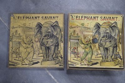 deux livres posés sur une table