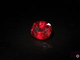 gros plan d'un diamant rouge sur une surface noire