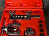 une boîte à outils rouge avec des outils sur une table