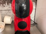 une cafetière rouge posée sur un plan de travail