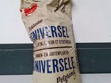 un sac de riz posé sur un plan de travail près d'un mur