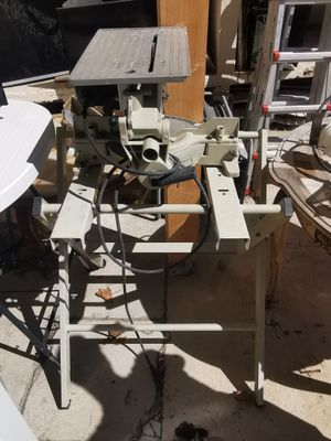 une image représentant une table sur laquelle est posée une scie
