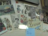 beaucoup de photos posées sur la table, sur laquelle se trouve un post-it bleu