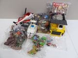 beaucoup de jouets sur la table et des sacs remplis de jouets