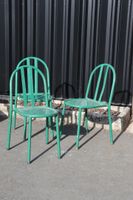 Trois chaises en métal et bois repeint vert d'après un modèl… (photo 2)