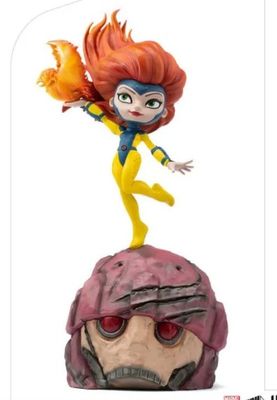 un gros plan sur une figurine représentant une femme posée sur un casque