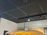 une lampe suspendue au plafond de la pièce