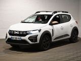 Le SUV blanc est garé dans un garage équipé d'une galerie de toit noire.