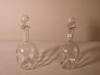 deux bouteilles en verre vides posées l'une à côté de l'autre sur une table