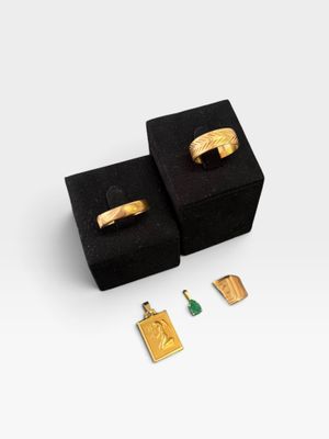 une paire de bagues en or et une paire de boucles d'oreilles dans un coffret noir