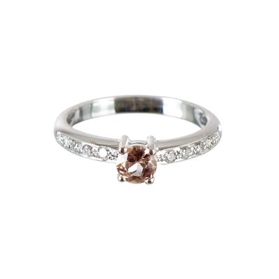 gros plan d'une bague en diamant sur fond blanc