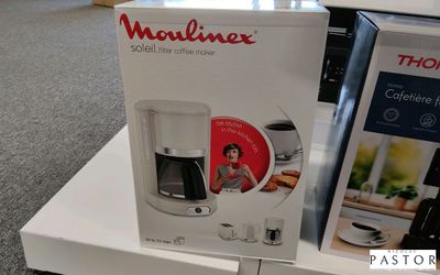 une boîte sur laquelle est posée une cafetière et une boîte sur laquelle est posée une cafetière